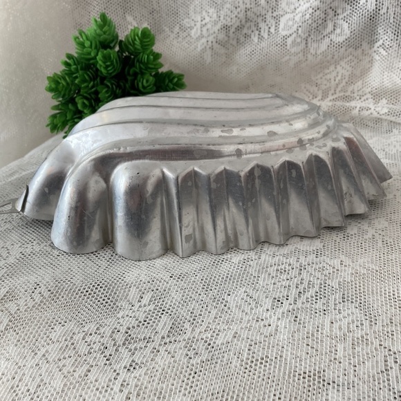 Vintage 1950s to 1960s Swoosh shaped Aluminum Food Mold Made in Italy. - Picture 3 of 4